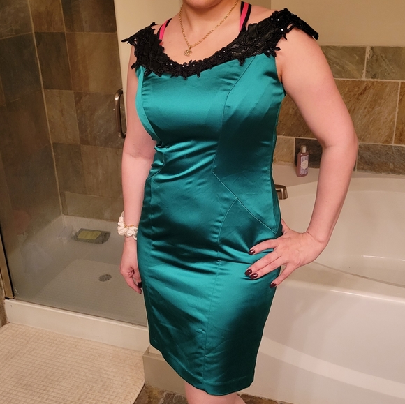 Silky green fitted dress - Picture 1 of 2